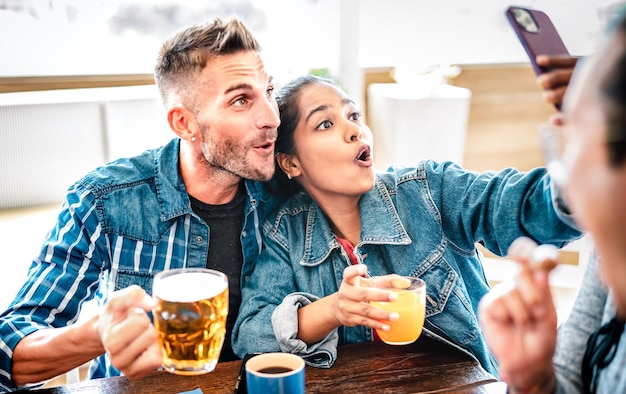 Couple amoureux prenant un selfie à la brasserie à l'heure du brunch