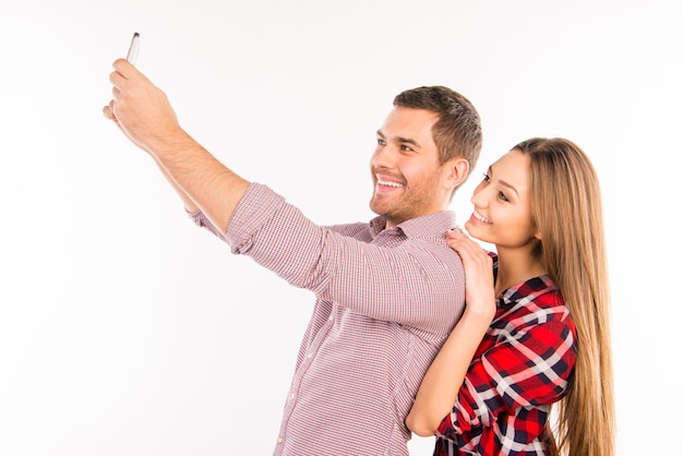 Couple amoureux prenant selfie avec câlins