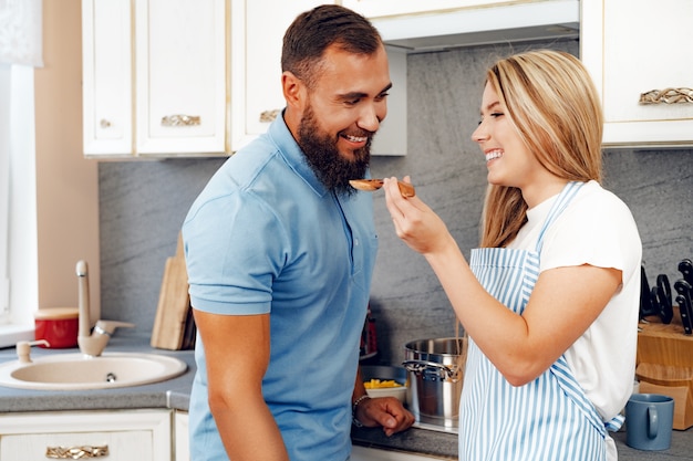 Couple amoureux préparer un repas ensemble dans la cuisine