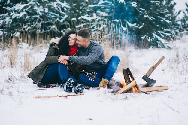 couple amoureux près du feu, hiver, neige