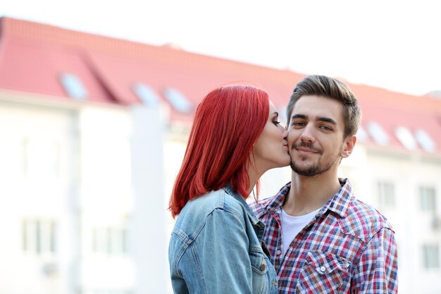 Couple d'amoureux près d'un immeuble