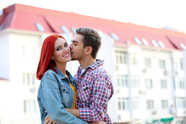 Couple d'amoureux près d'un immeuble