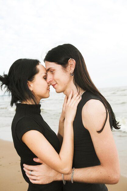 Couple d'amoureux près de la mer