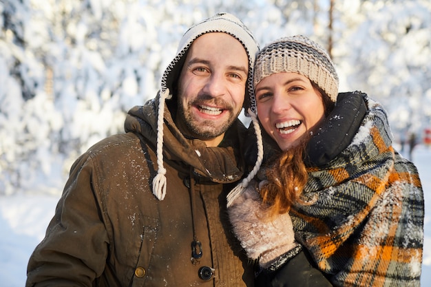 Couple d'amoureux profitant de l'hiver