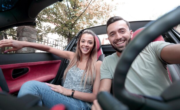 Couple d'amoureux profitant d'un voyage en voiture