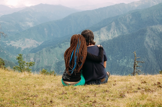 Couple amoureux profitant de la vue sur les montagnes majestueuses