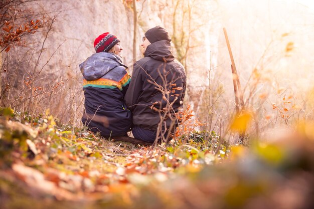 Un couple d'amoureux profite de la vue sur la montagne de beaux paysages avec l'automne au coucher du soleil