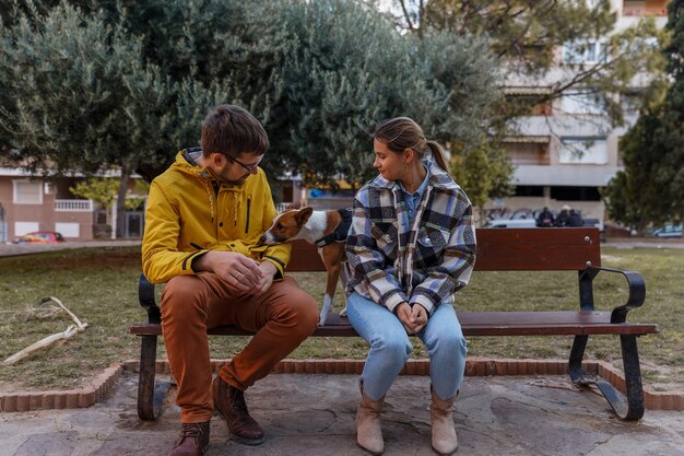 Un couple d'amoureux promenant un chien en ville