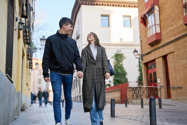 Un couple amoureux qui marche dans la rue.