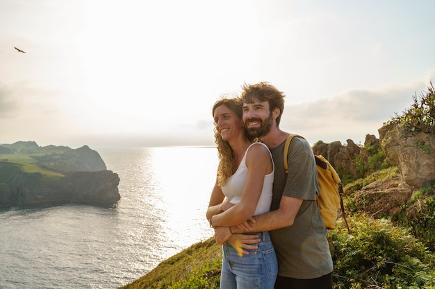 Couple amoureux de la randonnée dans une falaise. Vue horizontale des backpackers visitant en vacances.