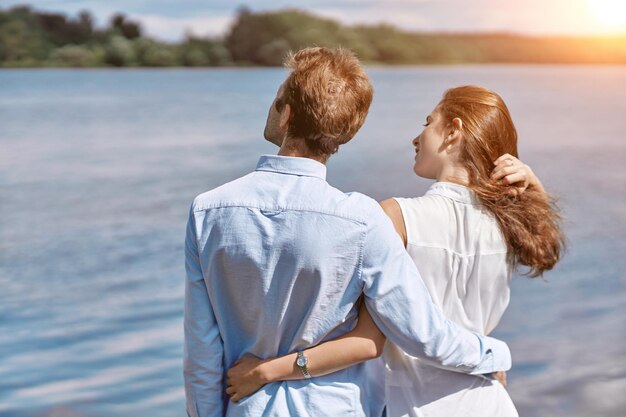 Couple amoureux regardant un grand lac