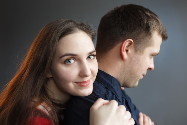 Couple d'amoureux regardant rêveusement sur le côté en pensant à l'avenir