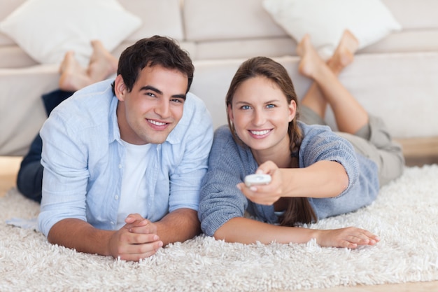 En couple amoureux en regardant la télé