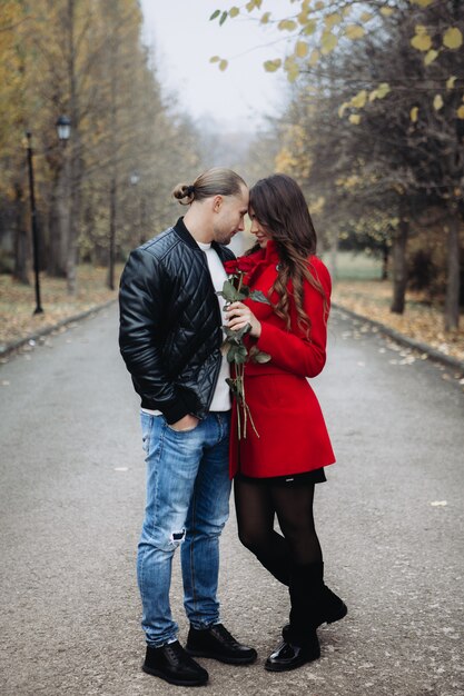 Un couple amoureux sur un rendez-vous romantique dans le parc en automne