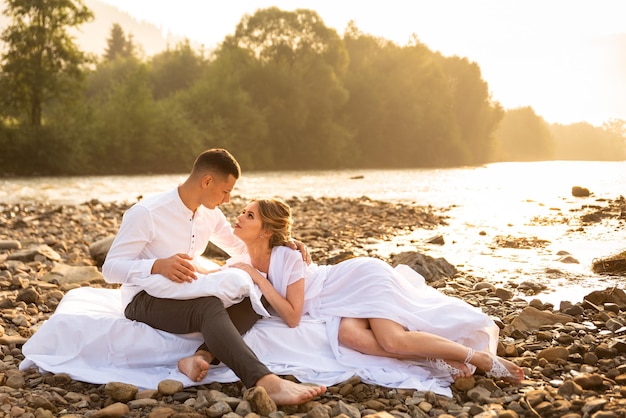 couple amoureux sur la rivière