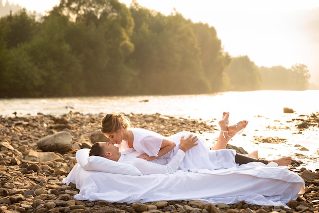 couple amoureux sur la rivière