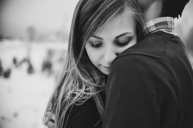 Photo un couple amoureux romantique se promène dans le parc à neige bonnes vacances d'hiver