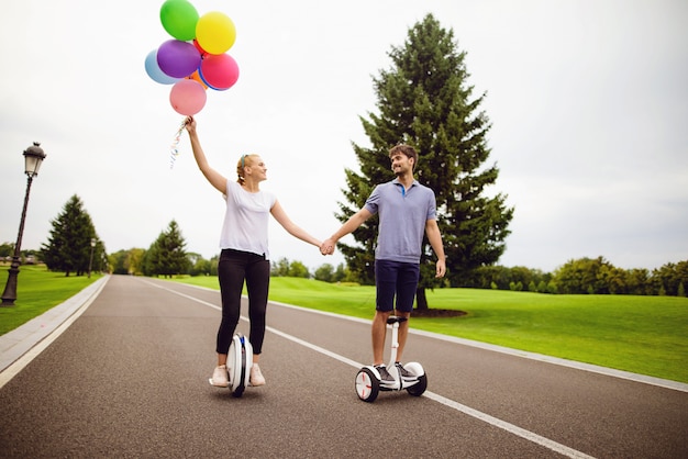 Couple amoureux sur la route, tenant par la main.