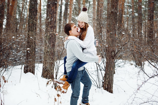 Couple amoureux s'amusant en hiver