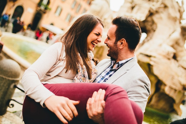 Couple d&#39;amoureux s&#39;amuser à Rome, Italie