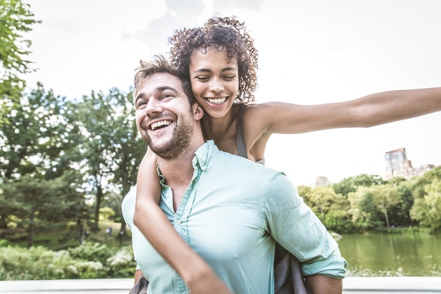 Couple amoureux s'amuser