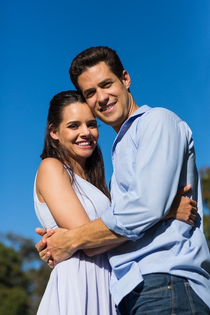 Couple d&#39;amoureux s&#39;embrassant contre le ciel bleu clair