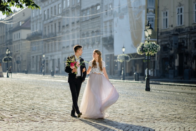 Couple amoureux s'embrassant dans la rue