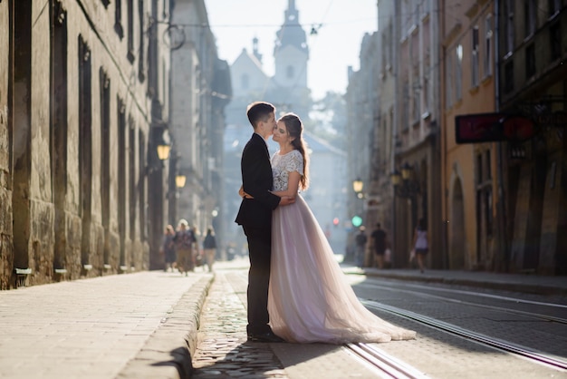 Couple amoureux s'embrassant dans la rue