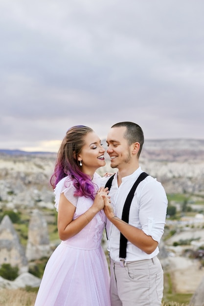 Couple d'amoureux s'embrassant le matin dans la nature. Relation et amour hommes et femmes. Belle nature et paysage, tendresse au contact