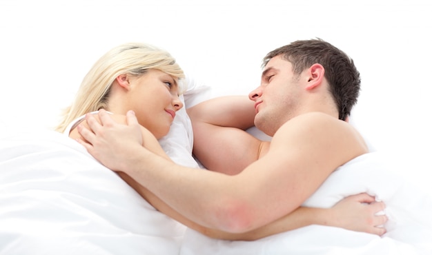 Couple d&#39;amoureux se détendre sur le lit