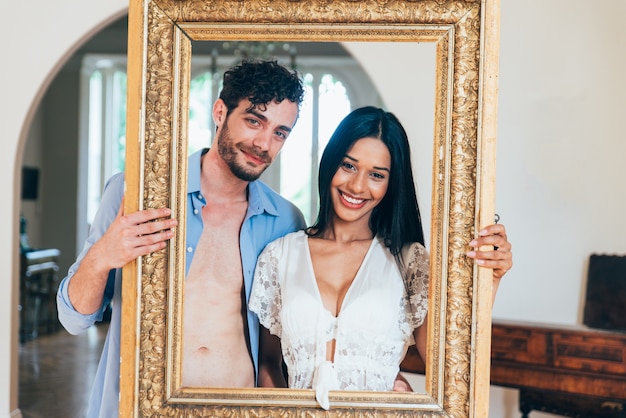 Couple amoureux se détendre le matin