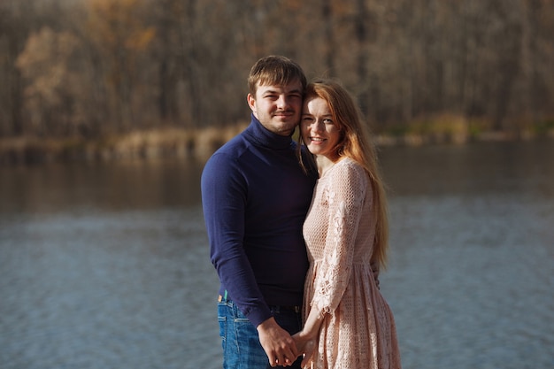 Couple d'amoureux se dresse sur la jetée au bord du lac avec une belle vue