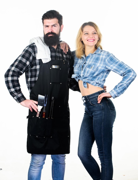 Couple amoureux se prépare pour le barbecue Pique-nique et barbecue Homme hipster barbu et fille prête pour le barbecue Fond blanc Soirée barbecue dans le jardin Idées de barbecue en famille Délicieuses recettes grillées