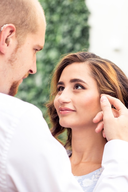 Un couple amoureux se promène dans la ville. Couple heureux. Mariage. L'amour.