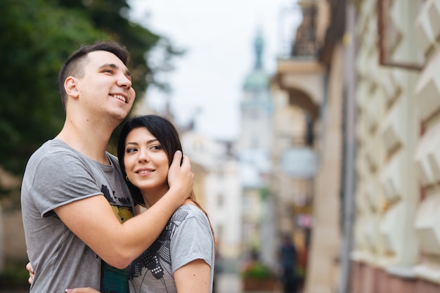 Un couple amoureux se promène lentement dans les rues de la ville par une fraîche matinée d'automne