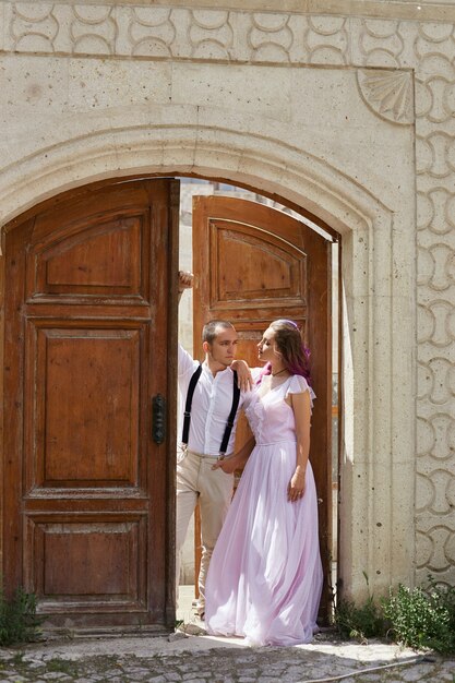 Un couple amoureux se promène et s'embrasse dans les belles rues de la ville antique le jour de l'été. Couple de mariage en attente de cérémonie de mariage