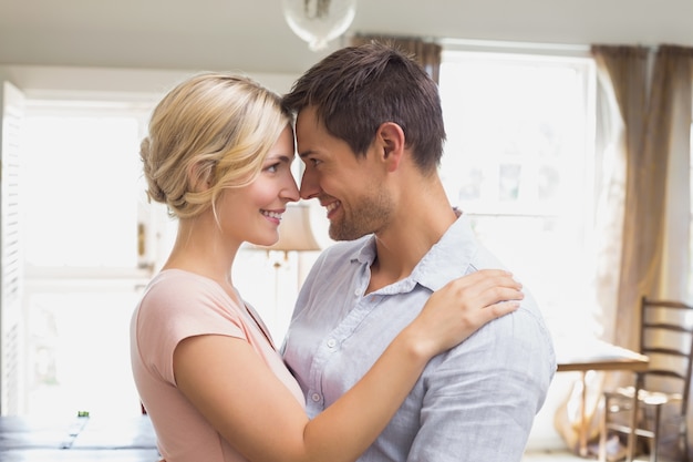 Couple d&#39;amoureux se regardant à la maison