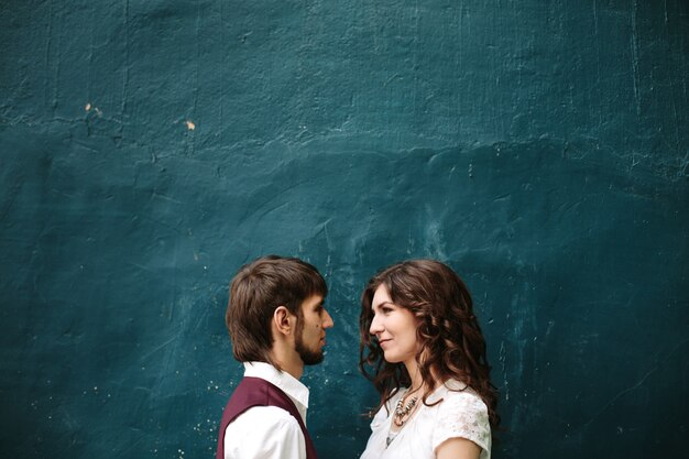 Couple d'amoureux se regardant