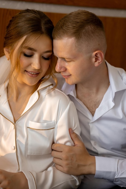 Un couple amoureux se regarde et se sourit