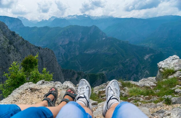 Couple d'amoureux se reposant au sommet de la montagne après avoir grimpé