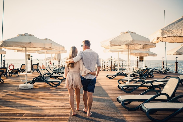 Un couple d'amoureux se repose à la mer en Turquie Homme et femme sur la jetée Tour en mer Lune de miel Couple en voyage de noces Un beau couple parcourt le monde Couple heureux en vacances