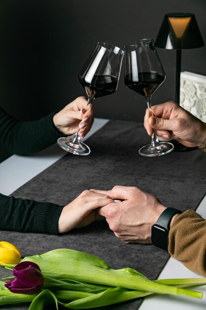 un couple amoureux se tenant la main dans un restaurant