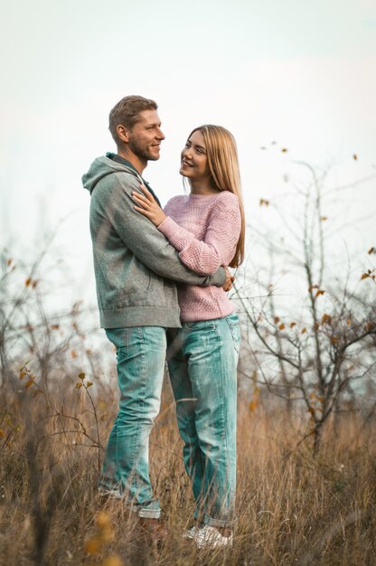 Couple amoureux se tient dans la nature à l'extérieur