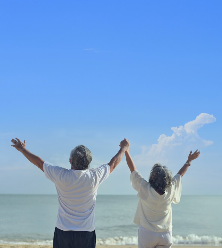 Couple d'amoureux senior asiatique voyage sur la plage. Détente et loisirs en famille à l'âge de la retraite pendant les vacances d'été.