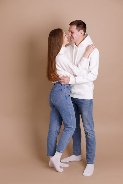 Couple amoureux sur un studio marron