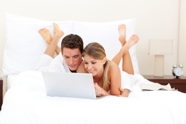 Couple d&#39;amoureux, surfer sur internet