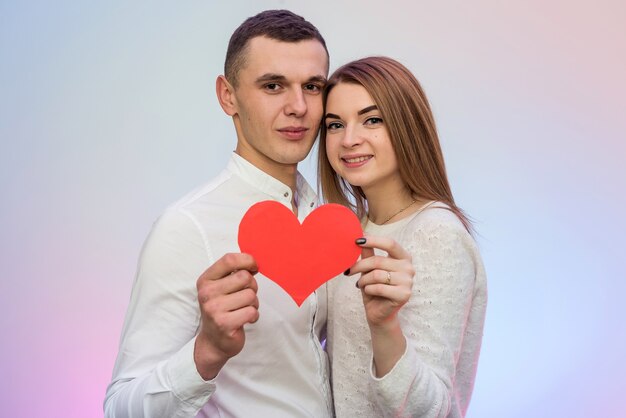 Couple amoureux tenant coeur rouge. Amour et rencontres, célébration de la Saint-Valentin