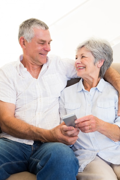 Couple d&#39;amoureux tenant le téléphone portable