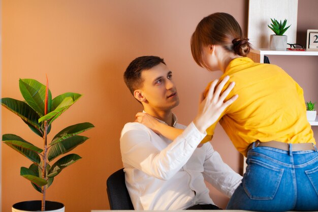 Couple d'amoureux travaillant ensemble avec succès sur leur propre entreprise au bureau