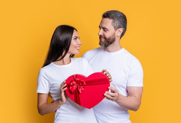 Couple d'amoureux de vacances saint valentin étonné avec photo actuelle de couple amoureux de cadeau saint valentin